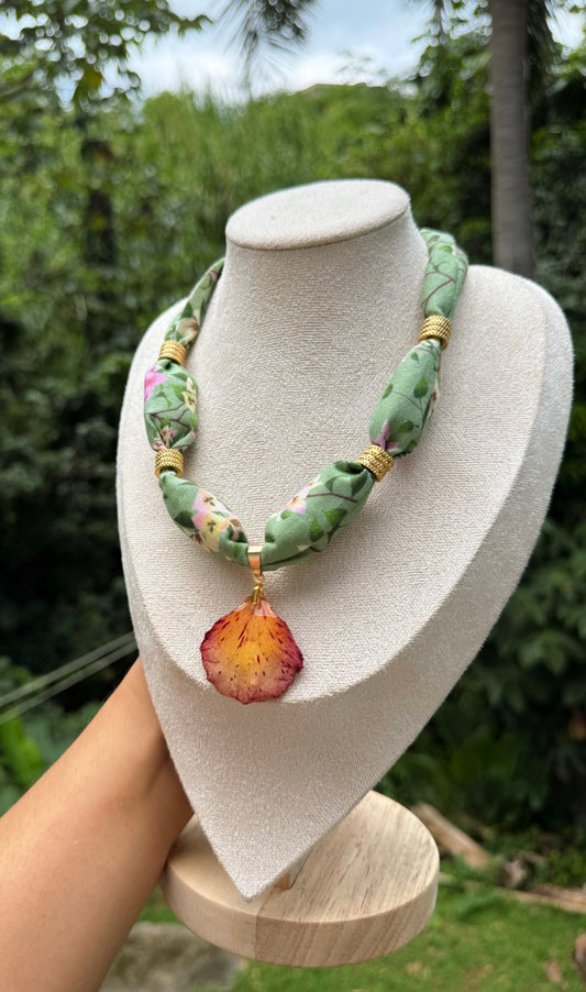 Collar de tela y dije reversible de flamboyan