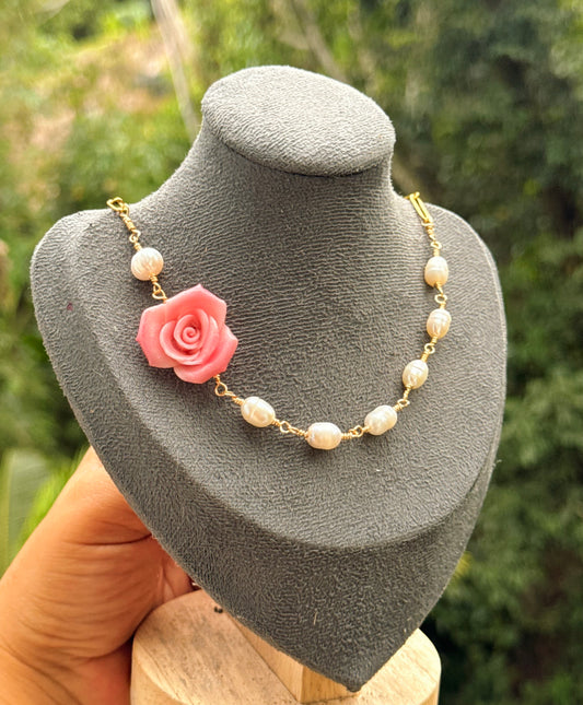 Cadena de rosa y perlas de agua dulce