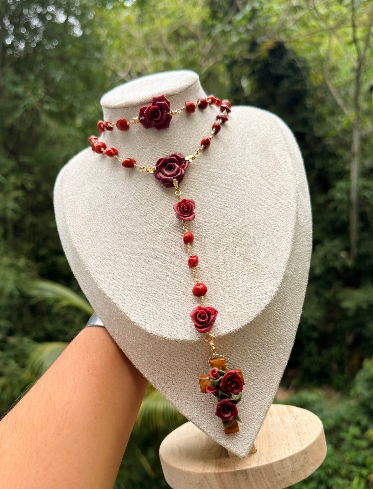 Rosario de granate y Rosas rojas
