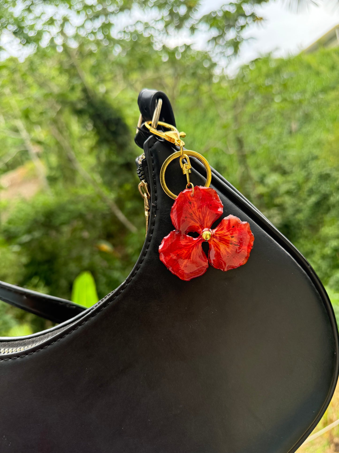 Llevaro o charm de cartera de flamboyan