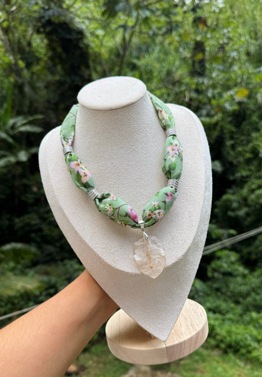 Collar de trinitaria blanca y tela