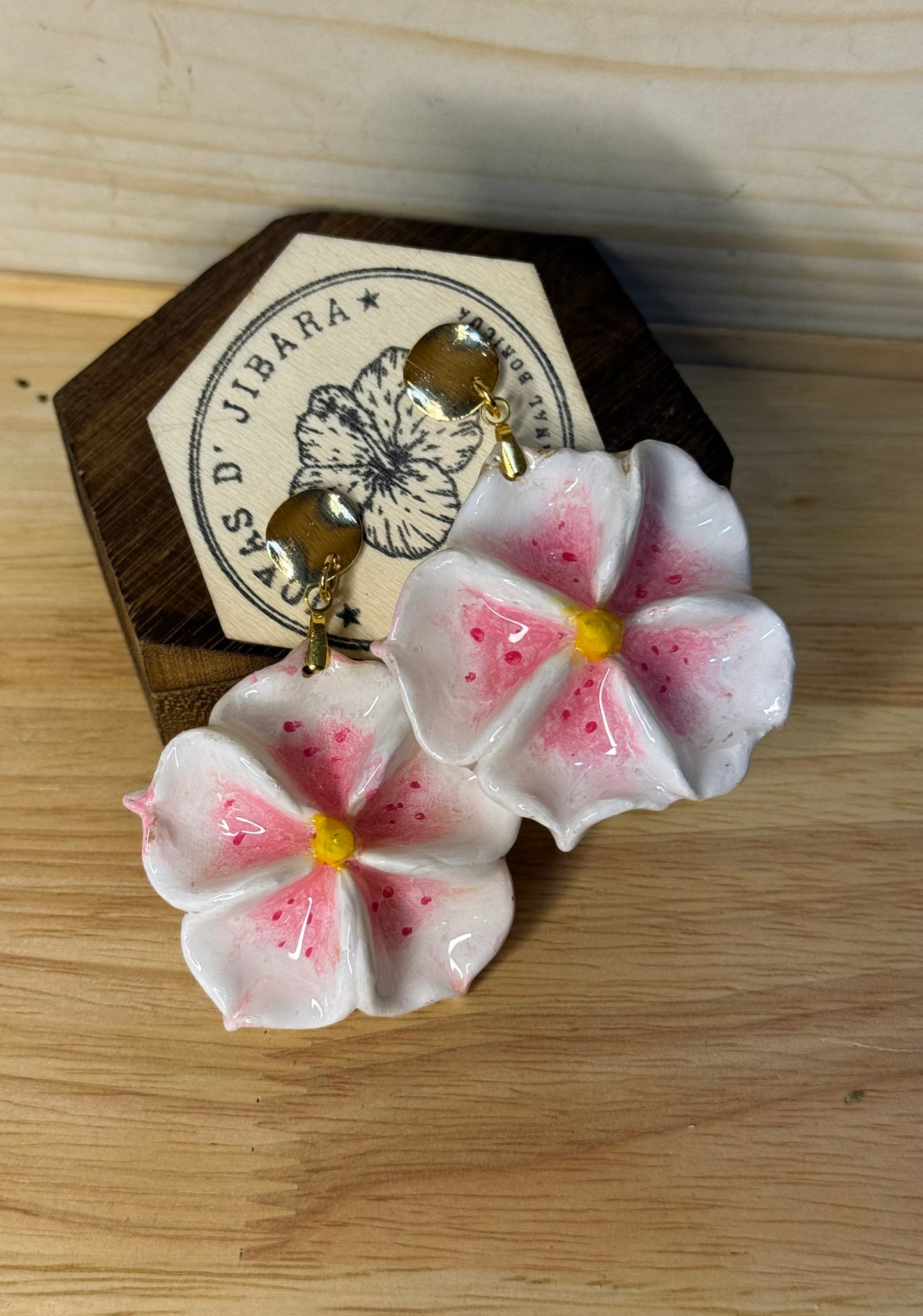 Flor blanca y rosa