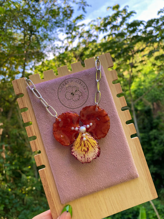 Cadena de pétalos de flamboyan rojo y pinto con perlas