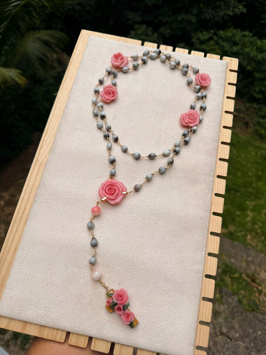 Rosario de camandulas y rosas de porcelana fria color rosa