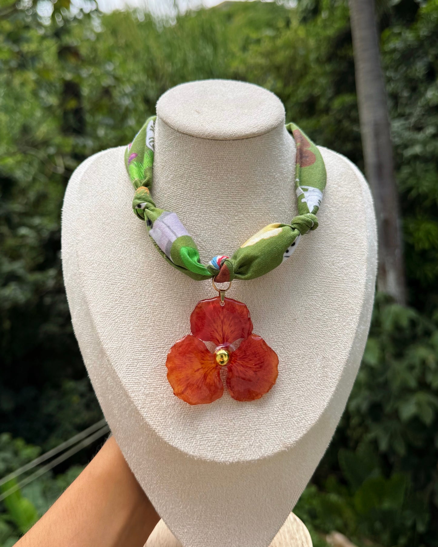 Collar de tela y dije de flamboyan rojo