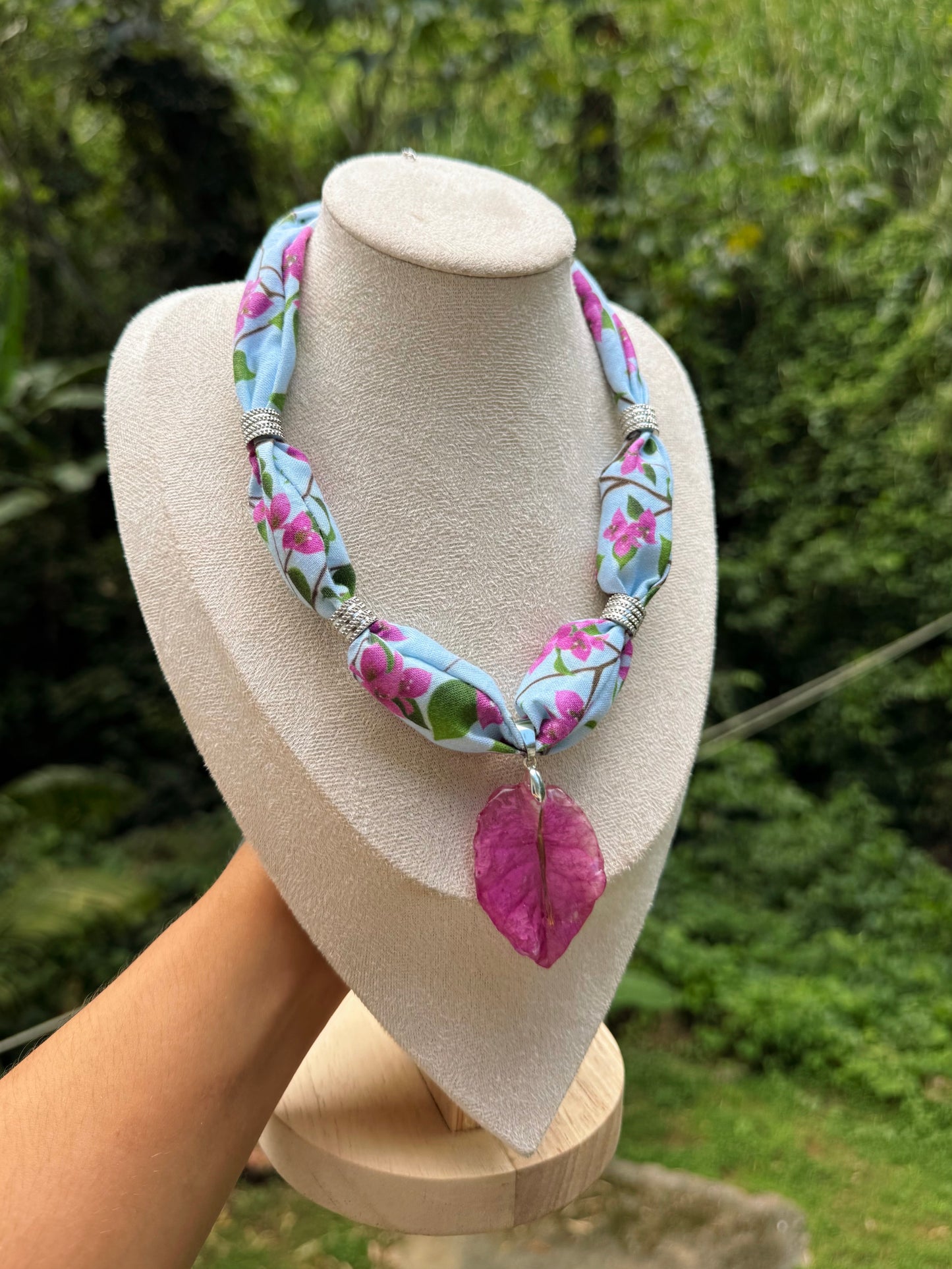 Collar de tela de trinitarias plateado