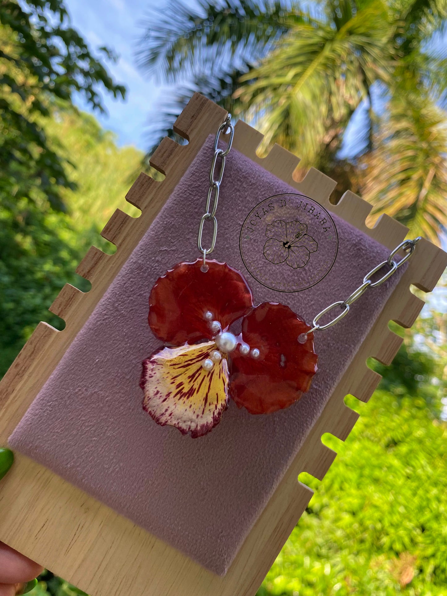 Cadena de pétalos de flamboyan rojo y pinto con perlas