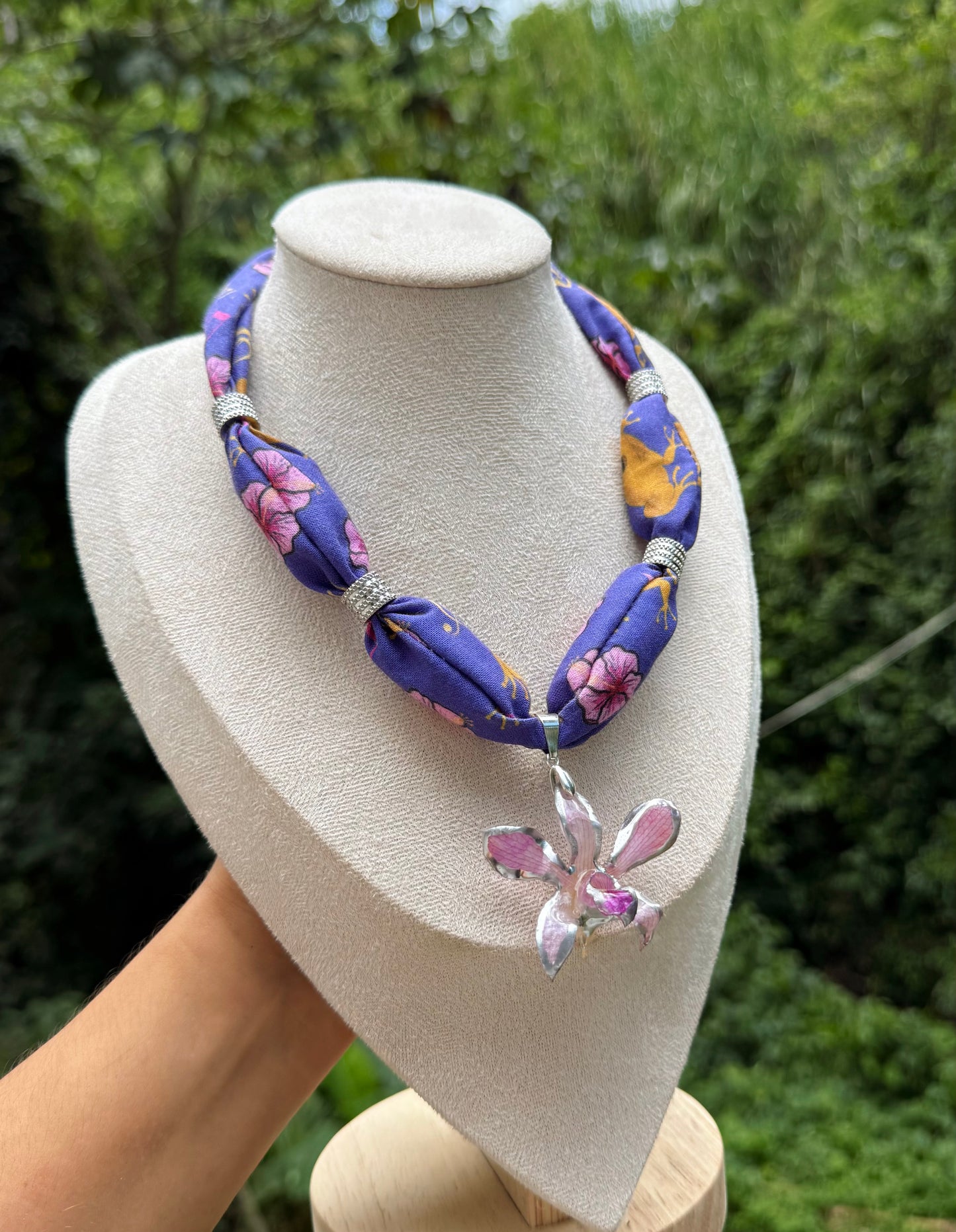 Collar de tela y orquídea de PR