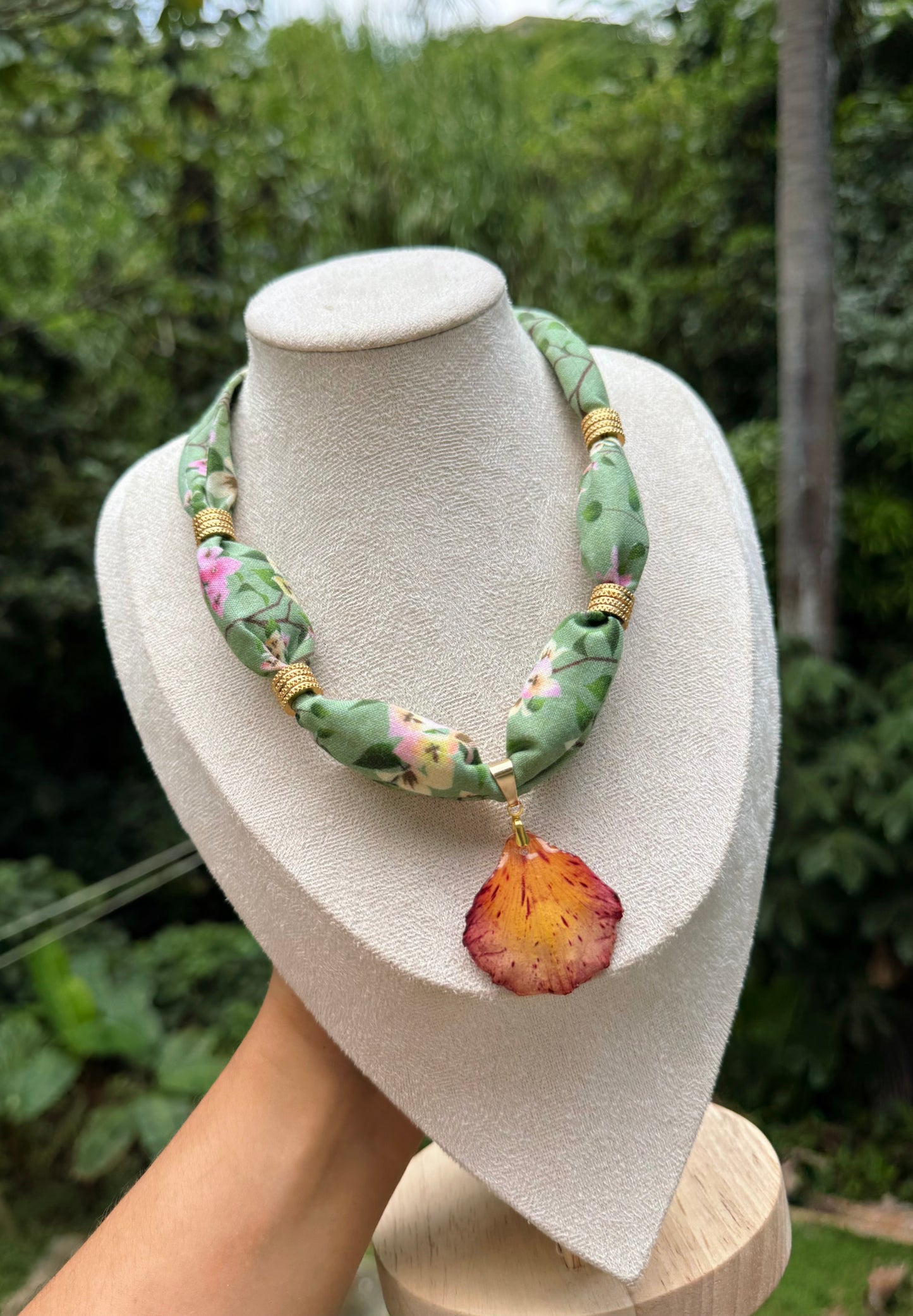 Collar de tela y dije reversible de flamboyan