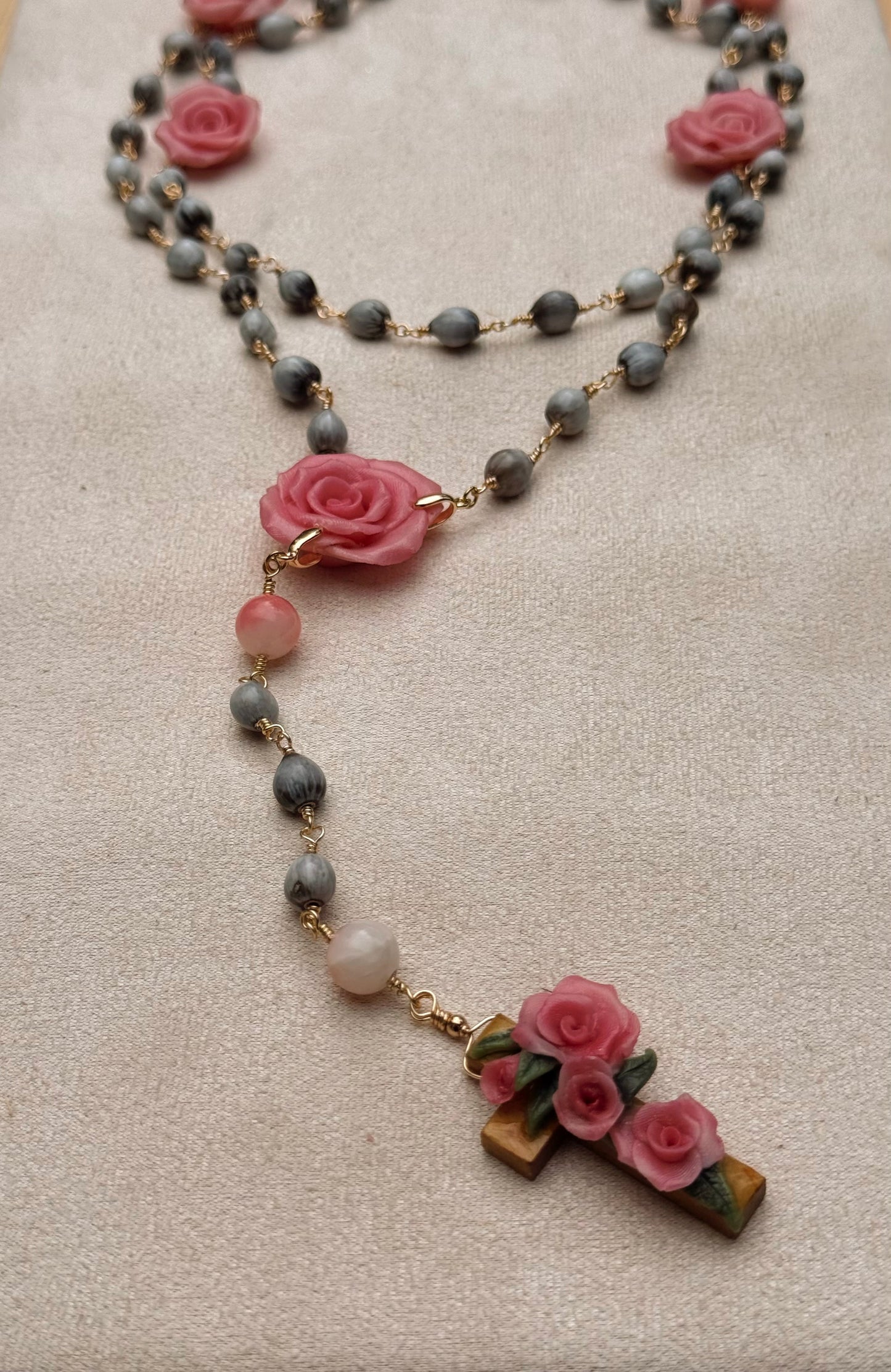 Rosario de camandulas y rosas de porcelana fria color rosa