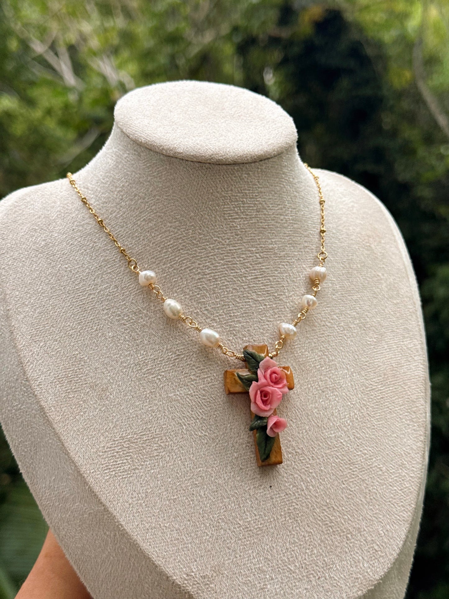 Cruz de rosas con perlas de agua dulce