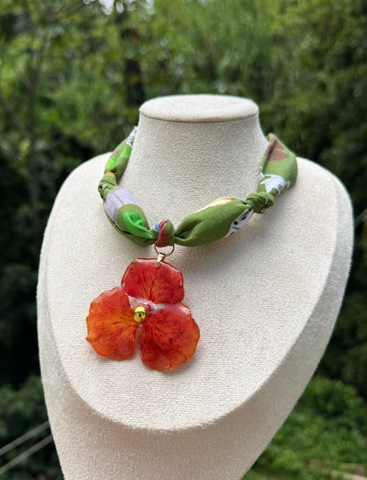 Collar de tela y dije de flamboyan rojo