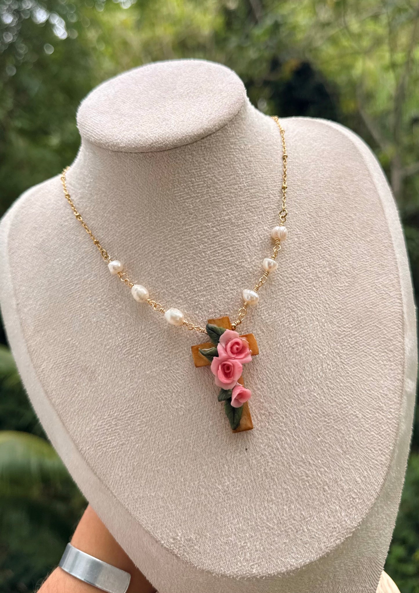 Cruz de rosas con perlas de agua dulce