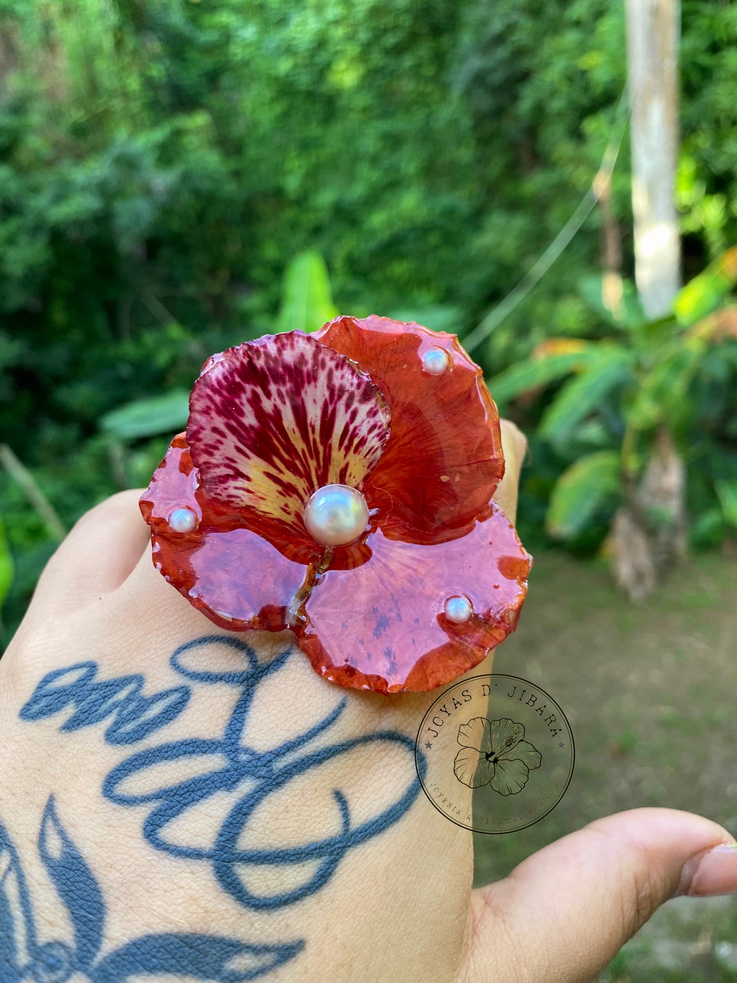 Sortija de pétalo rojo, pinto y perlas
