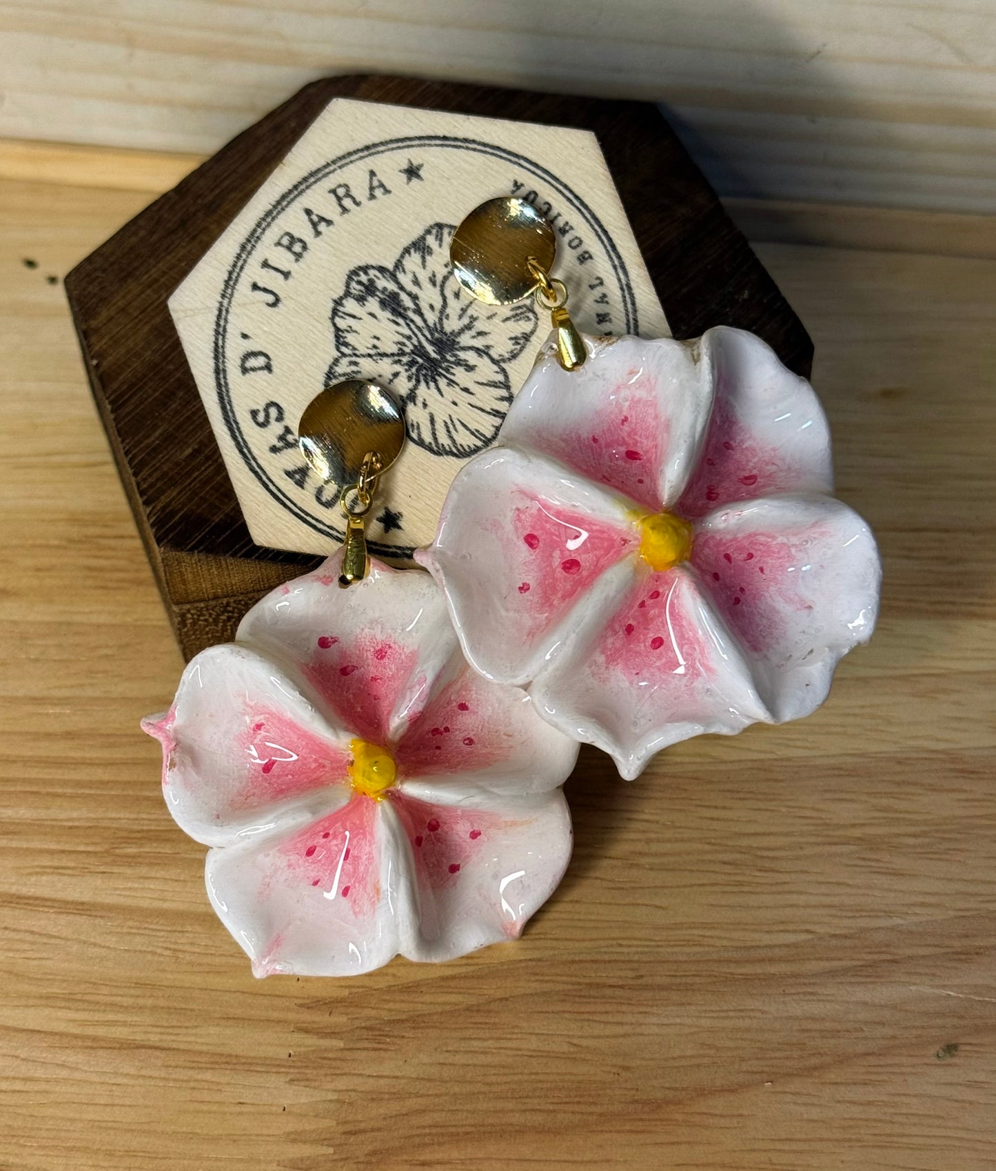 Flor blanca y rosa