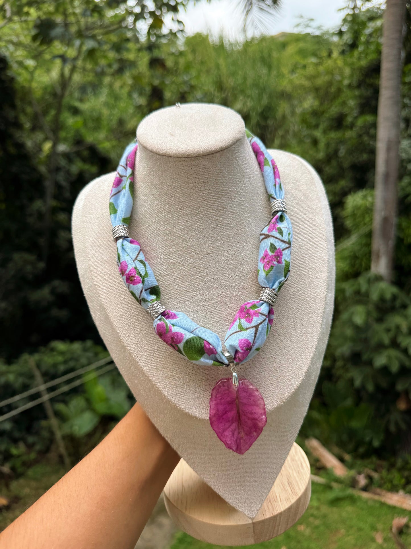 Collar de tela de trinitarias plateado