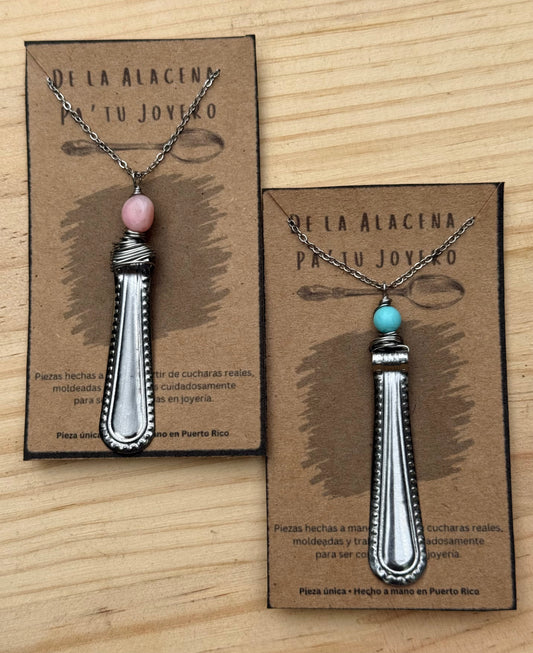 Collares de cucharas y piedras