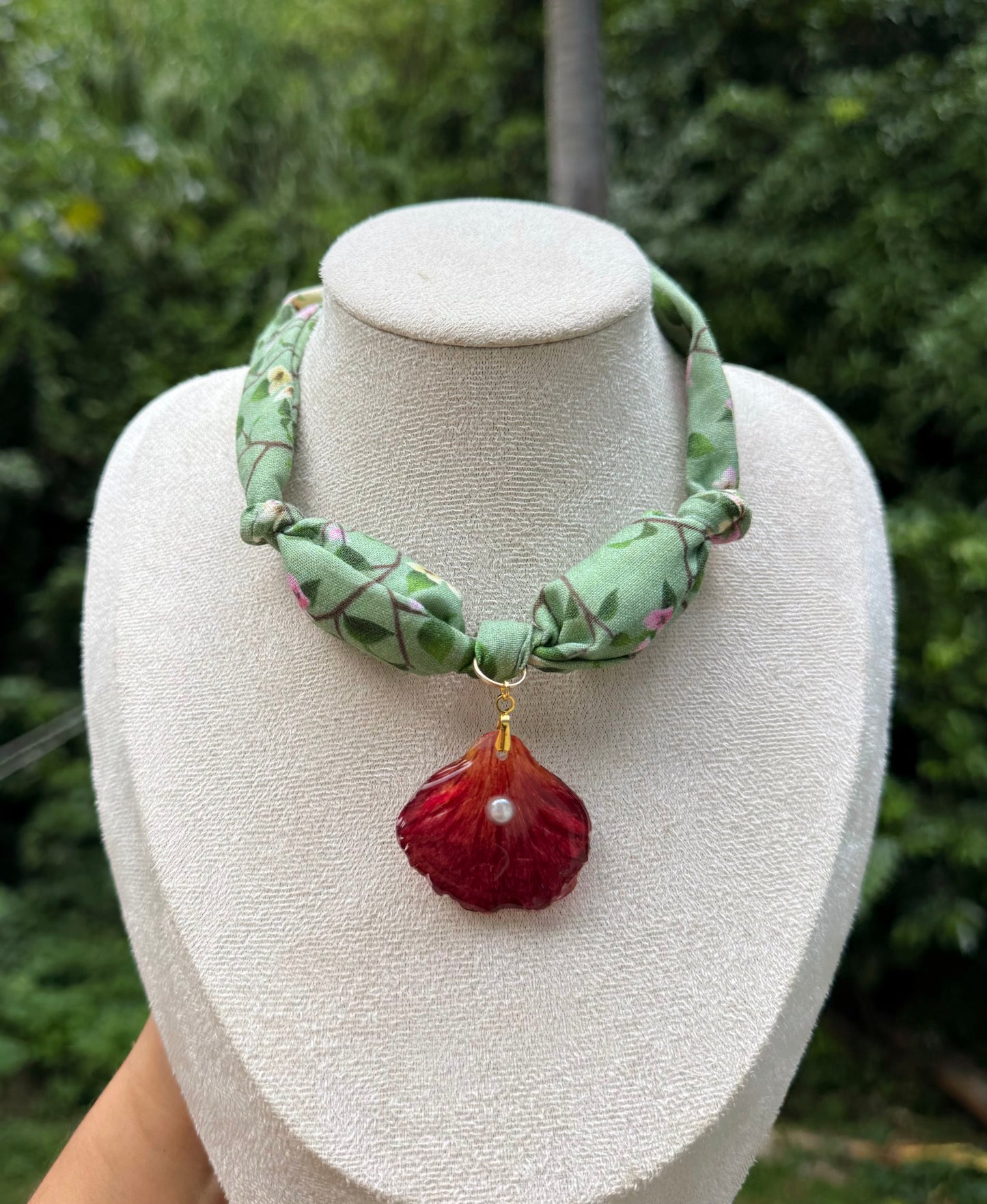 Collar de tela en nudos y charm de flamboyan reversible