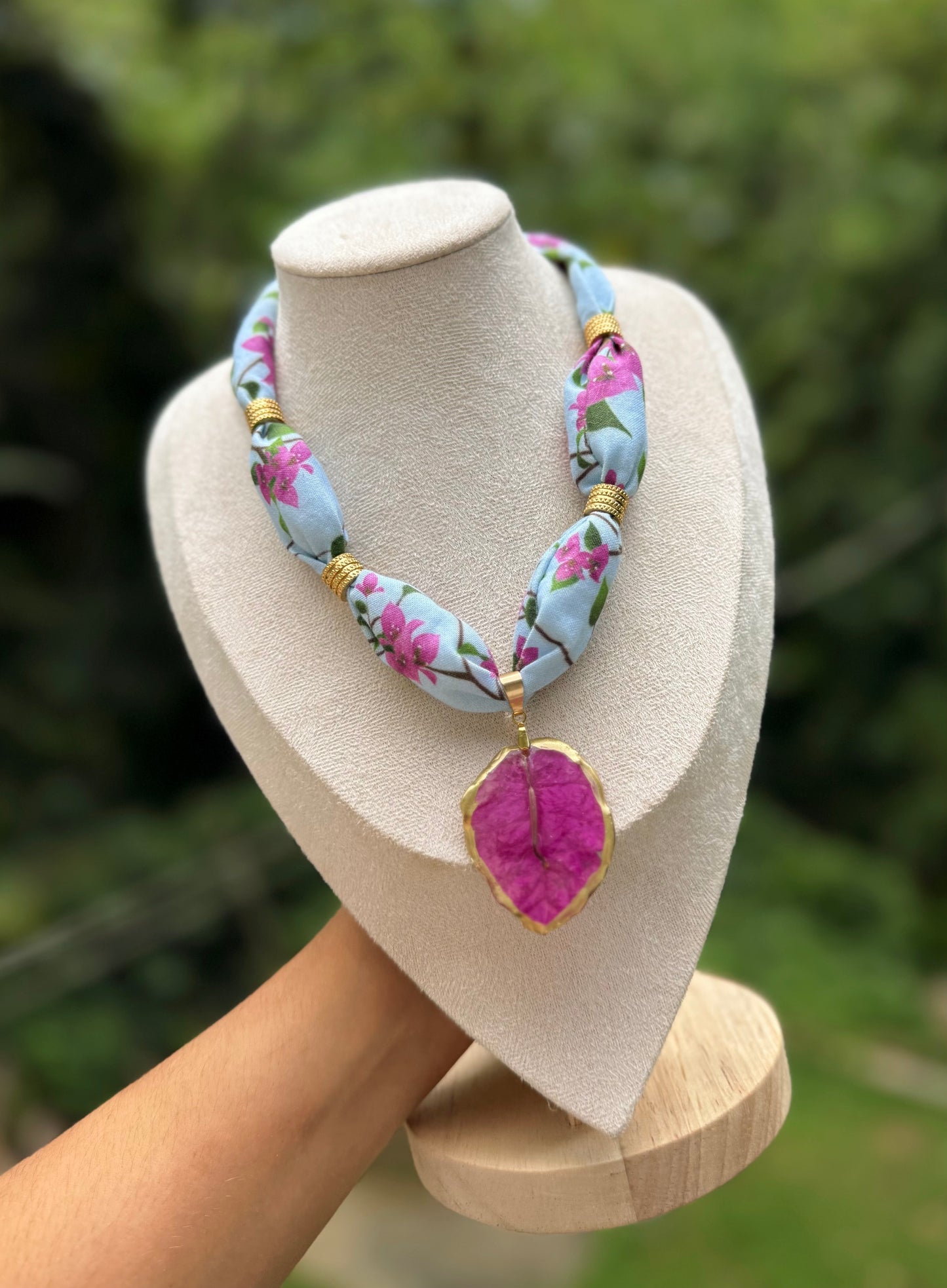 Collar de tela y trinitarias