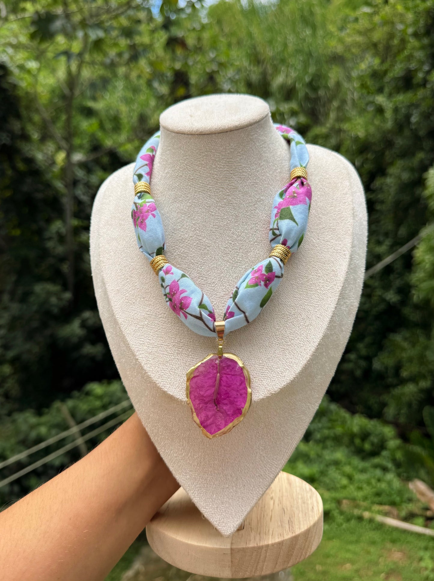 Collar de tela y trinitarias