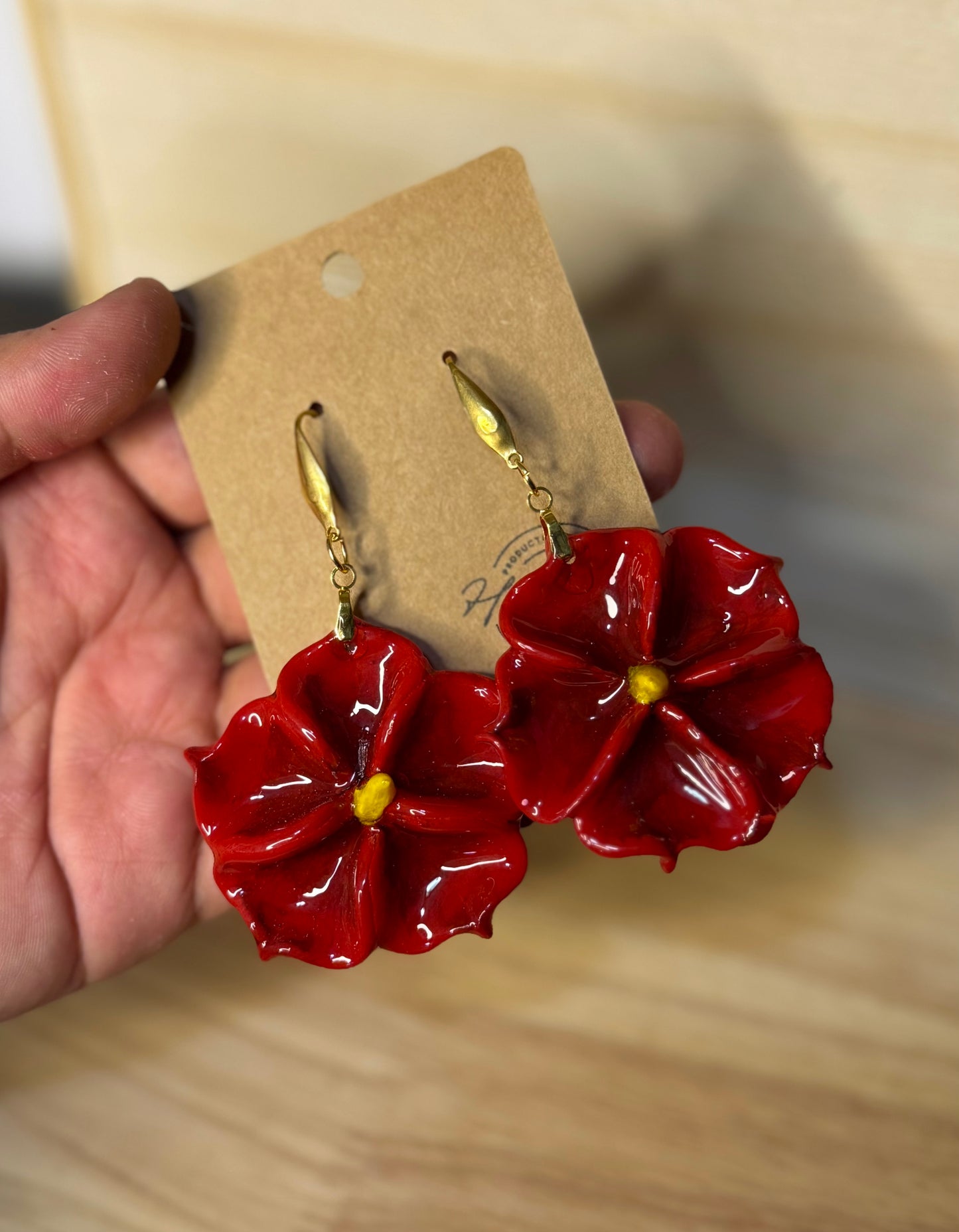 Pantallas de flor roja y gancho