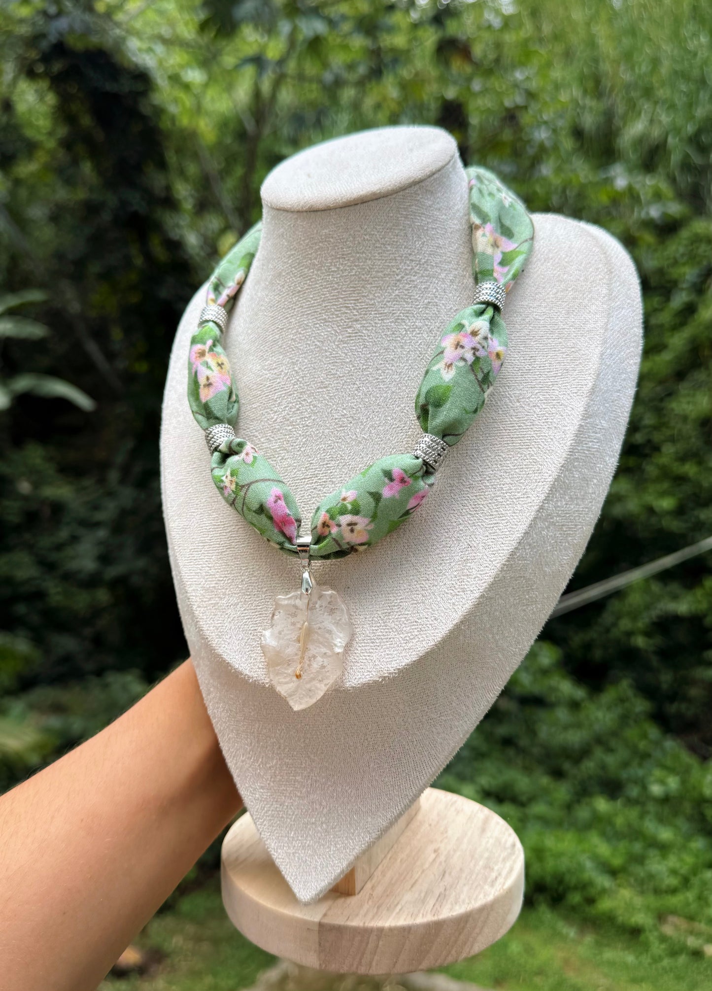 Collar de trinitaria blanca y tela