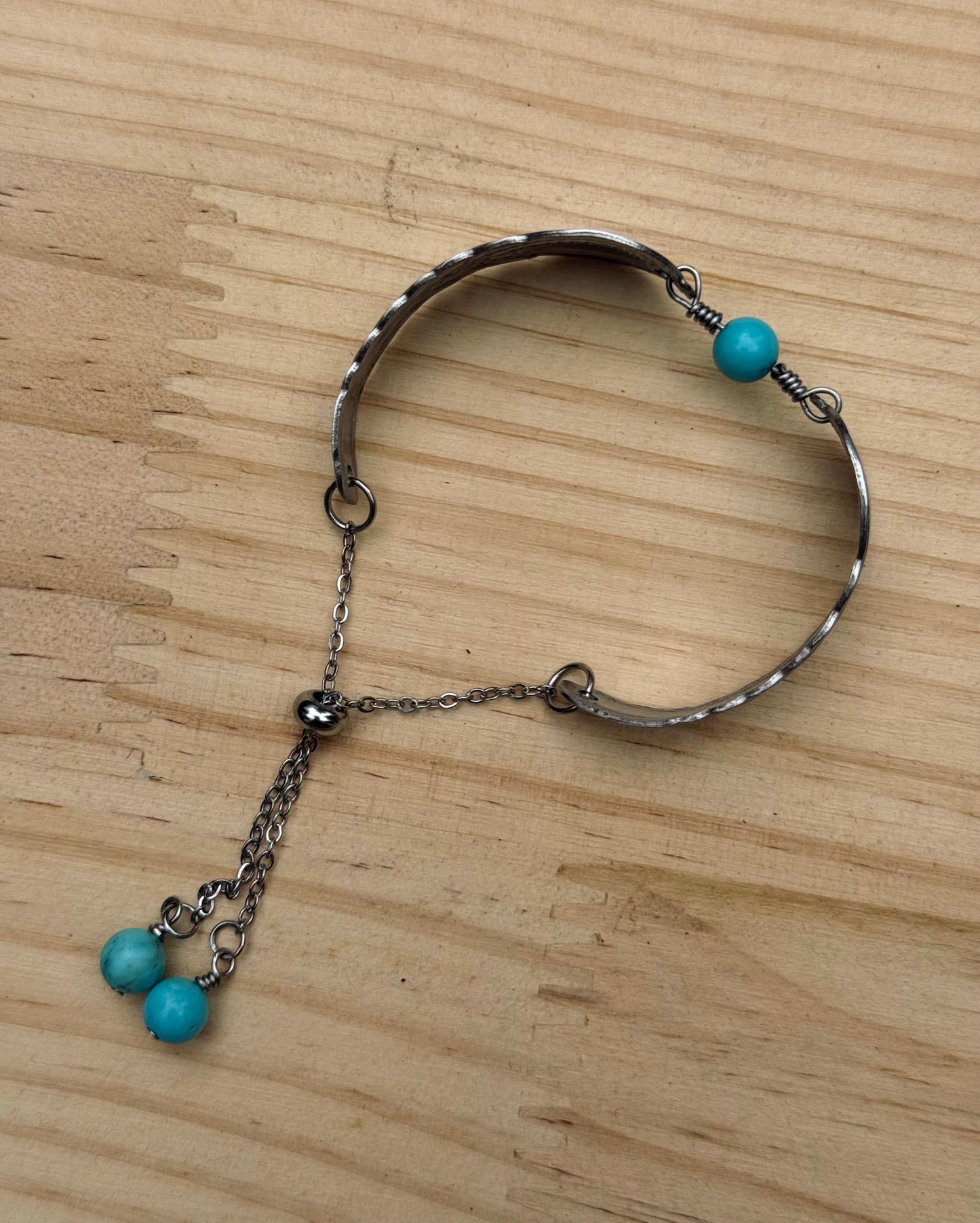 Pulcera de cucharas y piedras