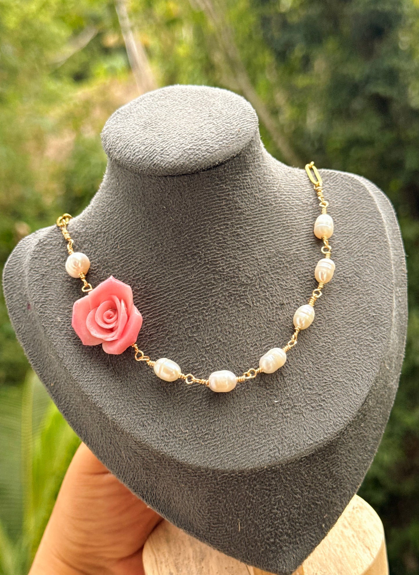 Cadena de rosa y perlas de agua dulce