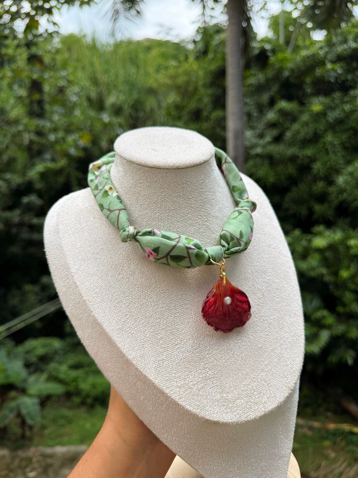 Collar de tela en nudos y charm de flamboyan reversible