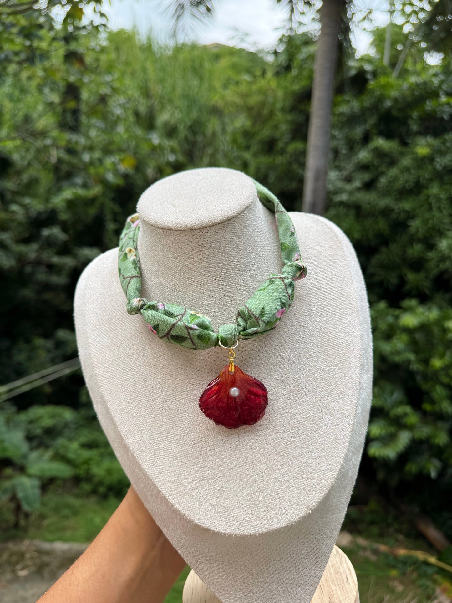 Collar de tela en nudos y charm de flamboyan reversible