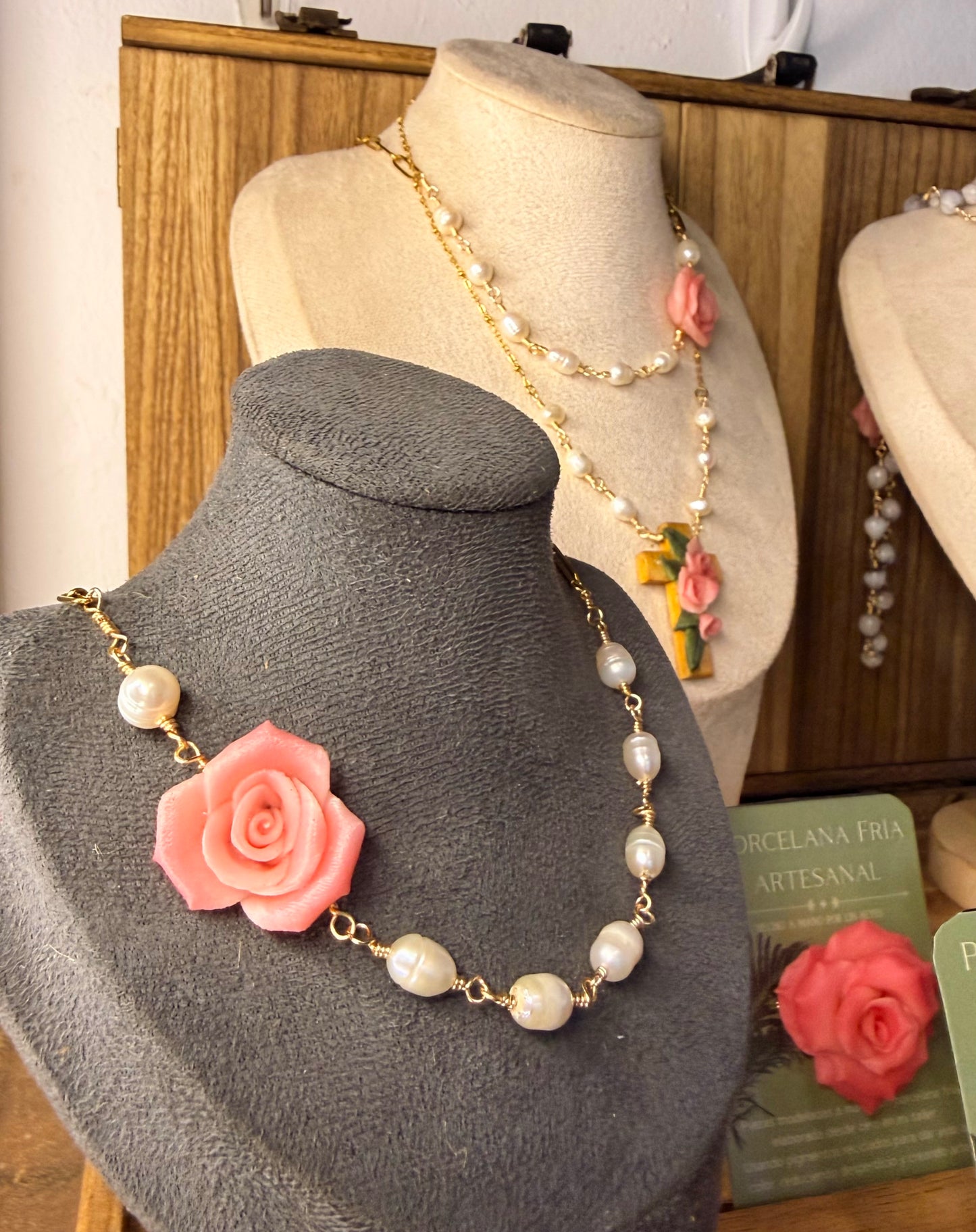 Cadena de rosa y perlas de agua dulce
