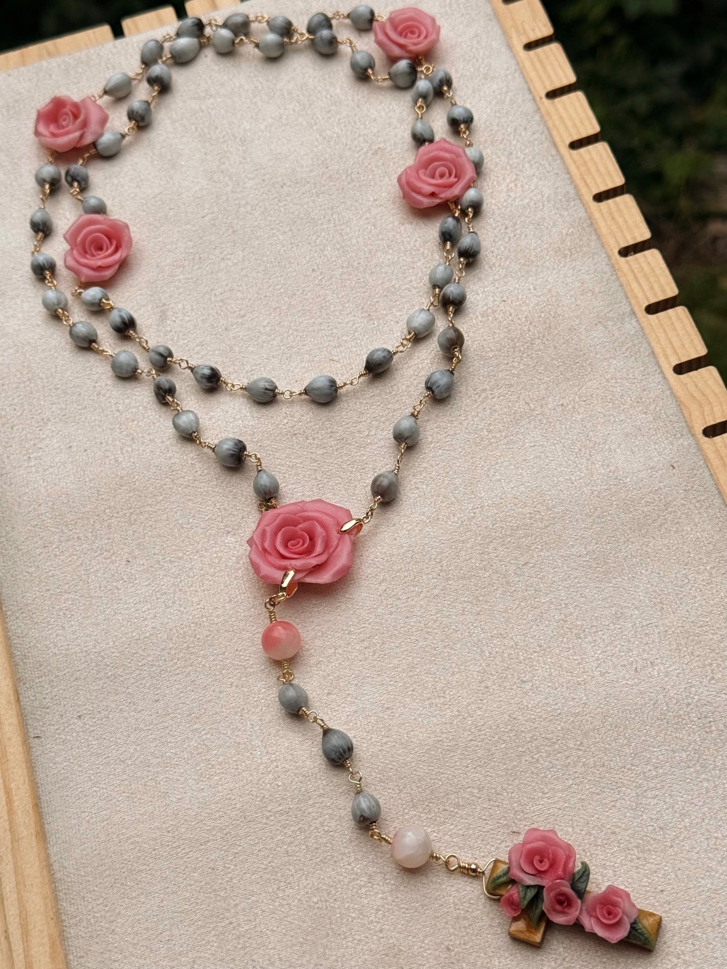 Rosario de camandulas y rosas de porcelana fria color rosa