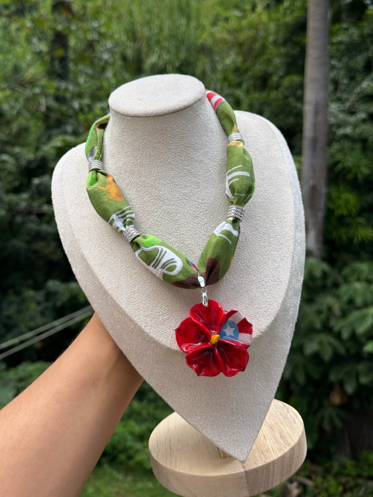 Collar de la isla con flor de porcelana fría y bandera
