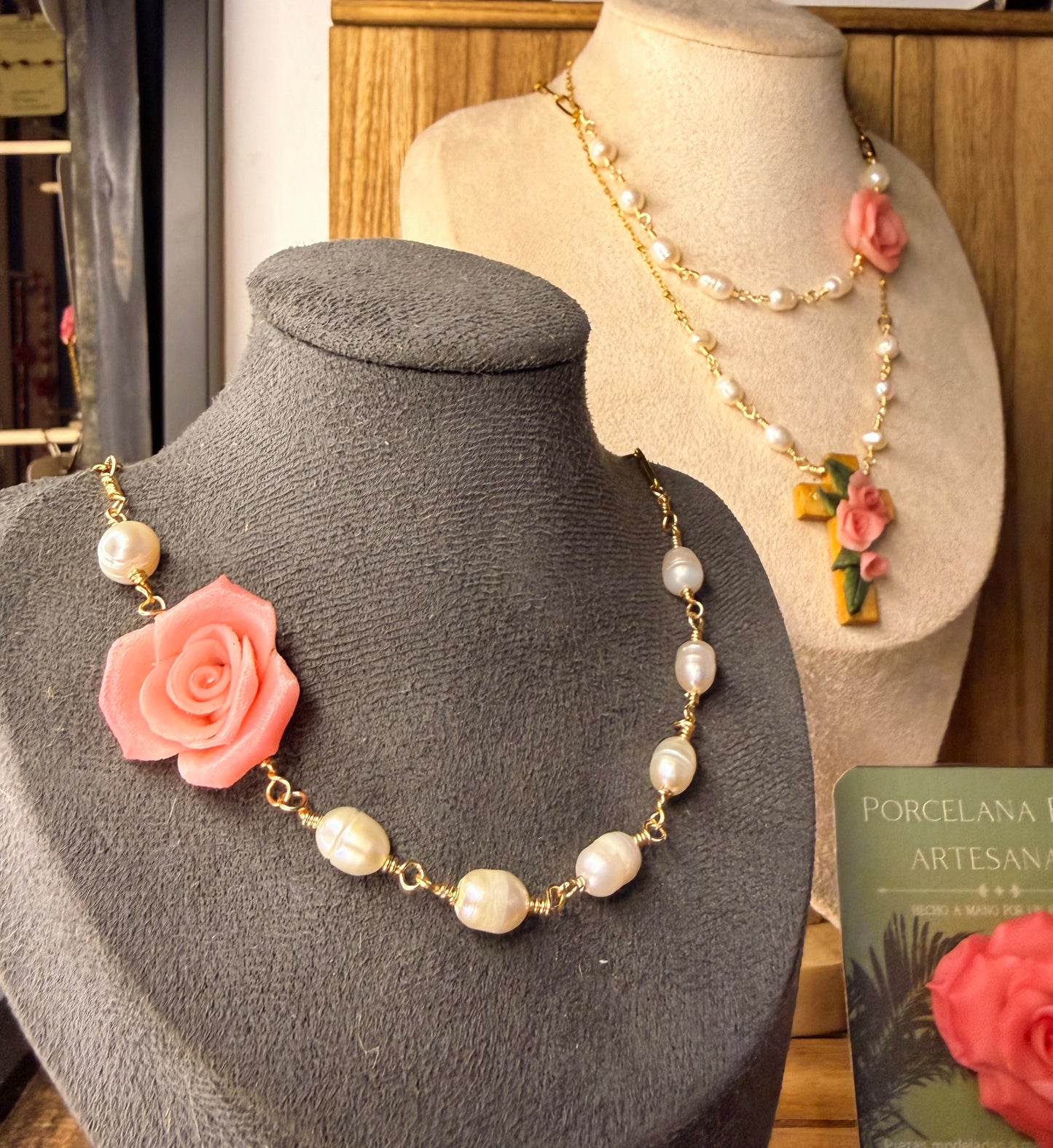 Cadena de rosa y perlas de agua dulce