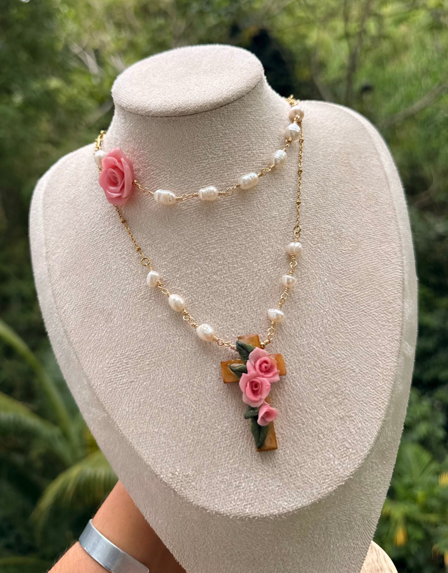Cadena de rosa y perlas de agua dulce