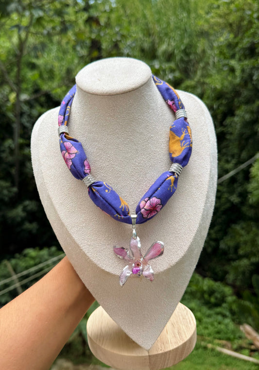 Collar de tela y orquídea de PR