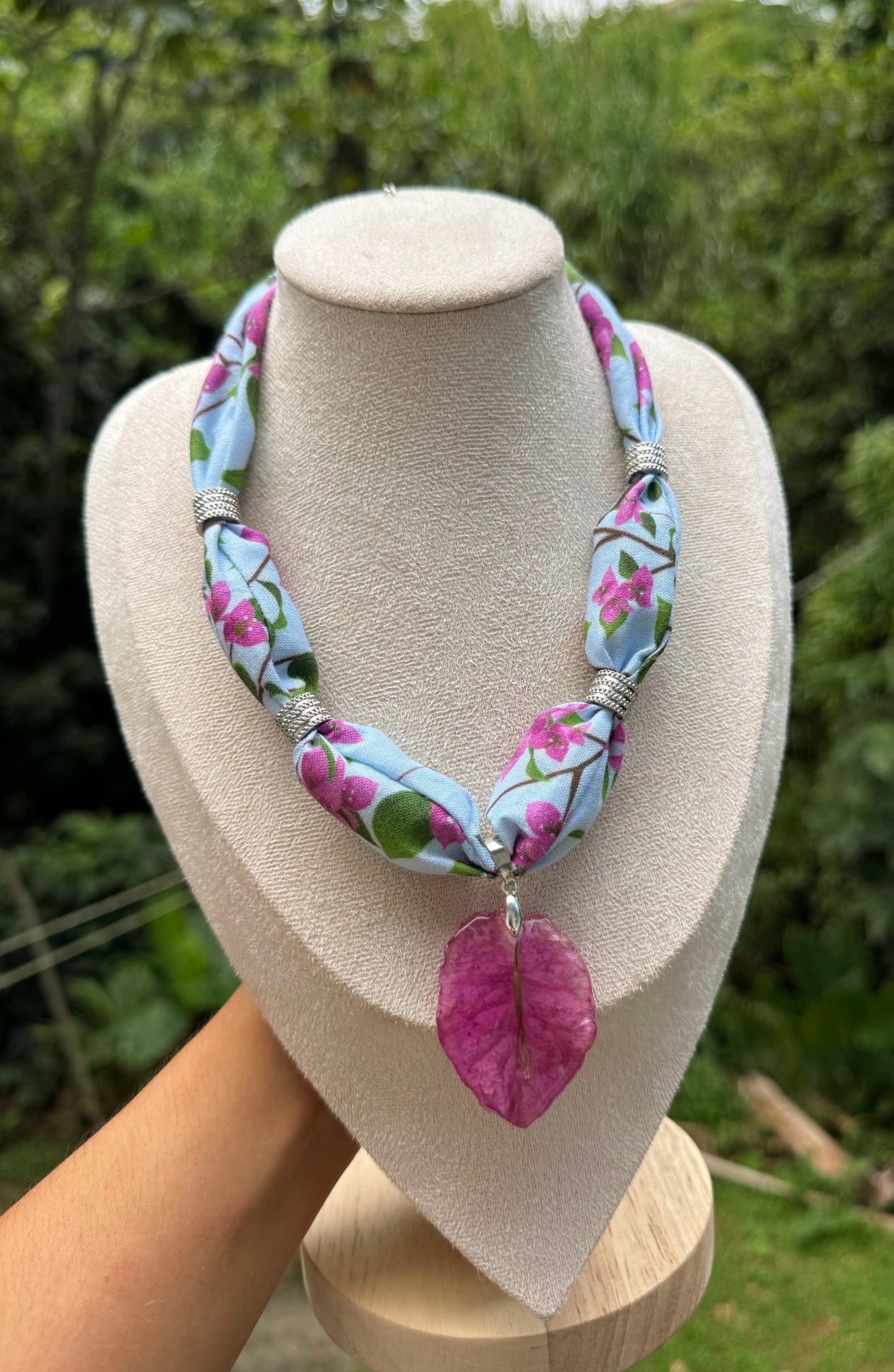 Collar de tela de trinitarias plateado