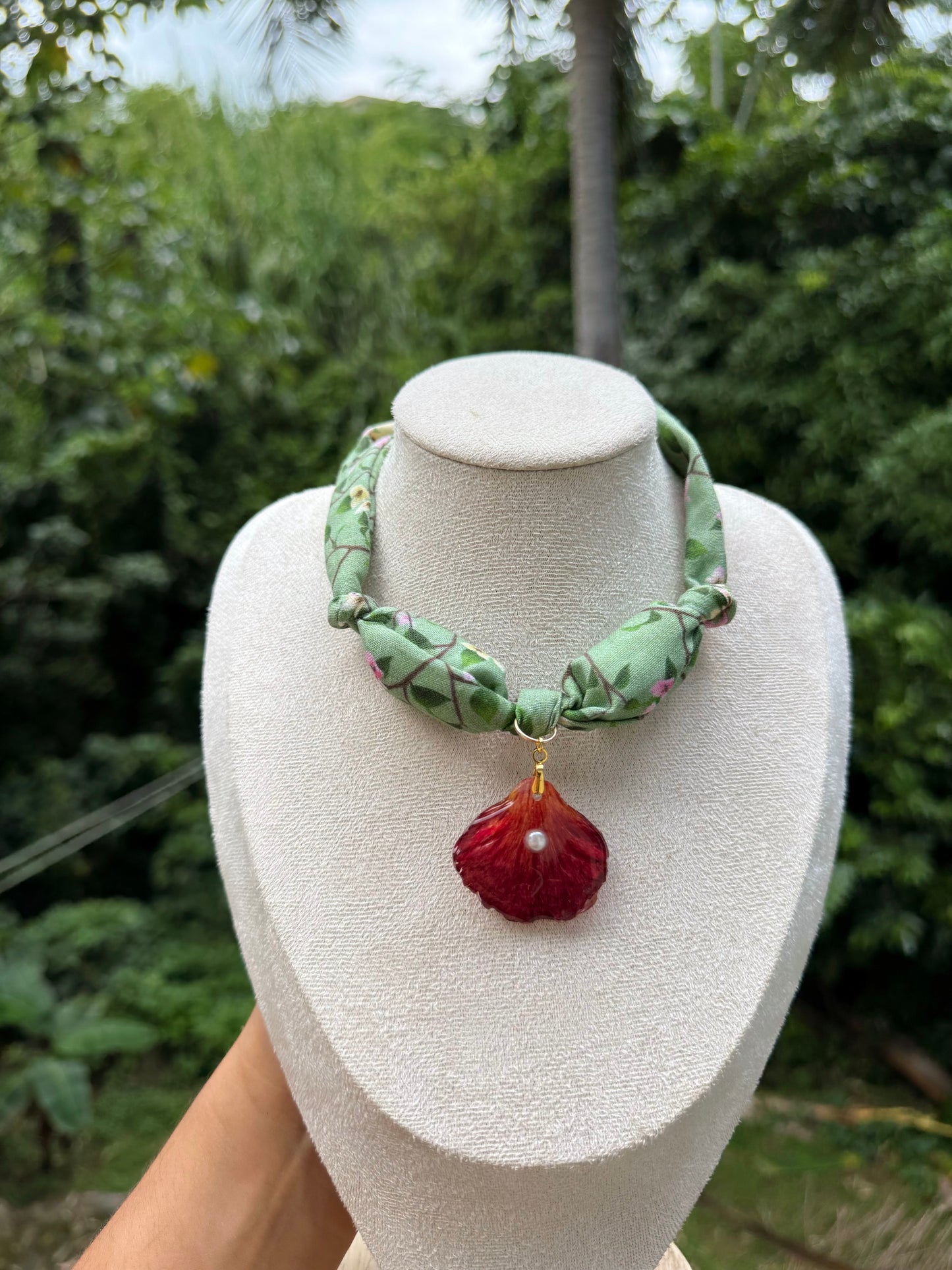 Collar de tela en nudos y charm de flamboyan reversible