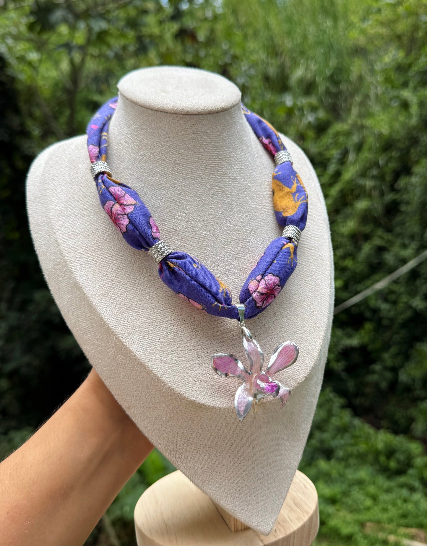 Collar de tela y orquídea de PR