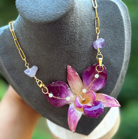 Cadena de orquidea violeta y amatistas