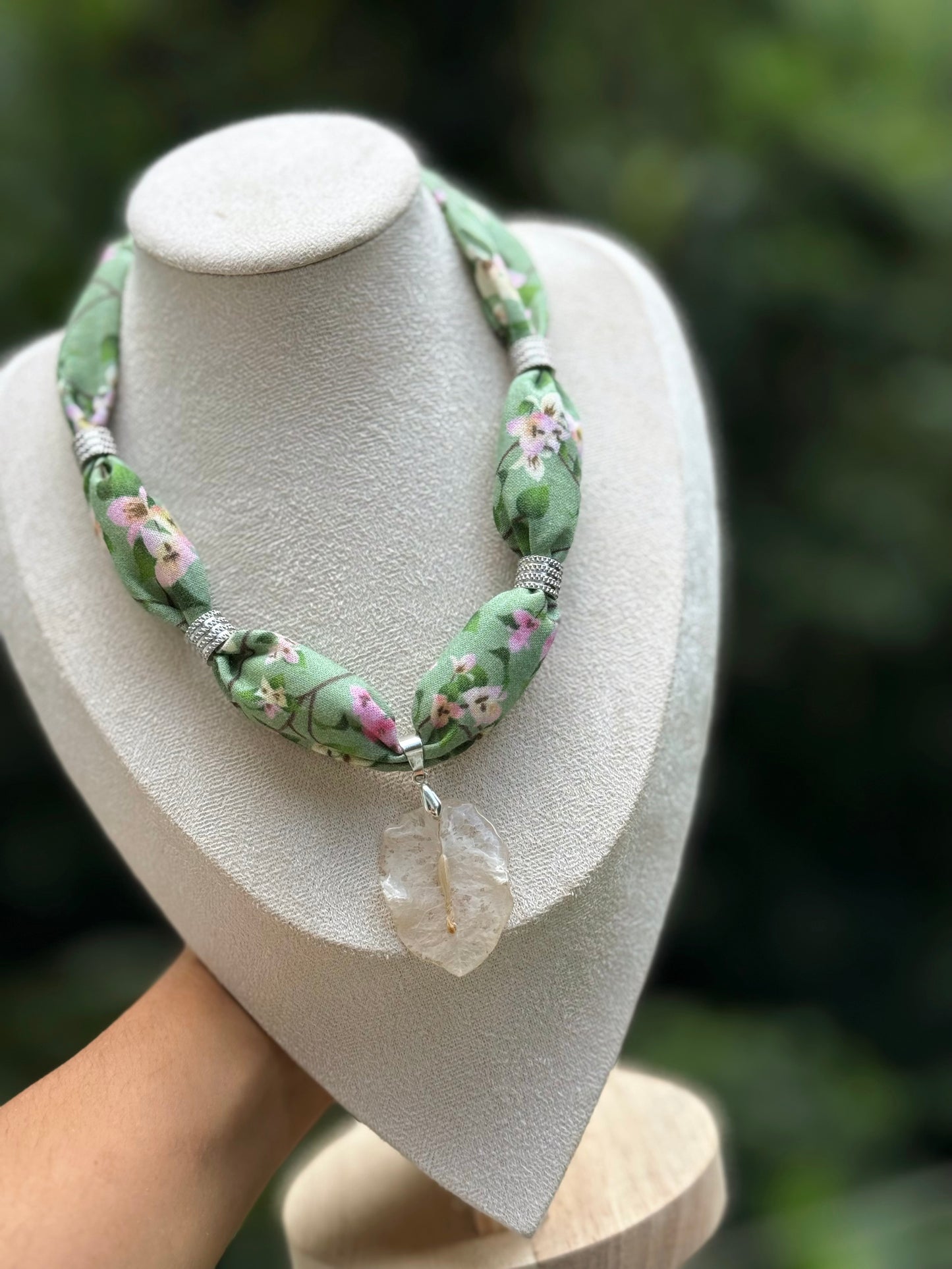 Collar de trinitaria blanca y tela