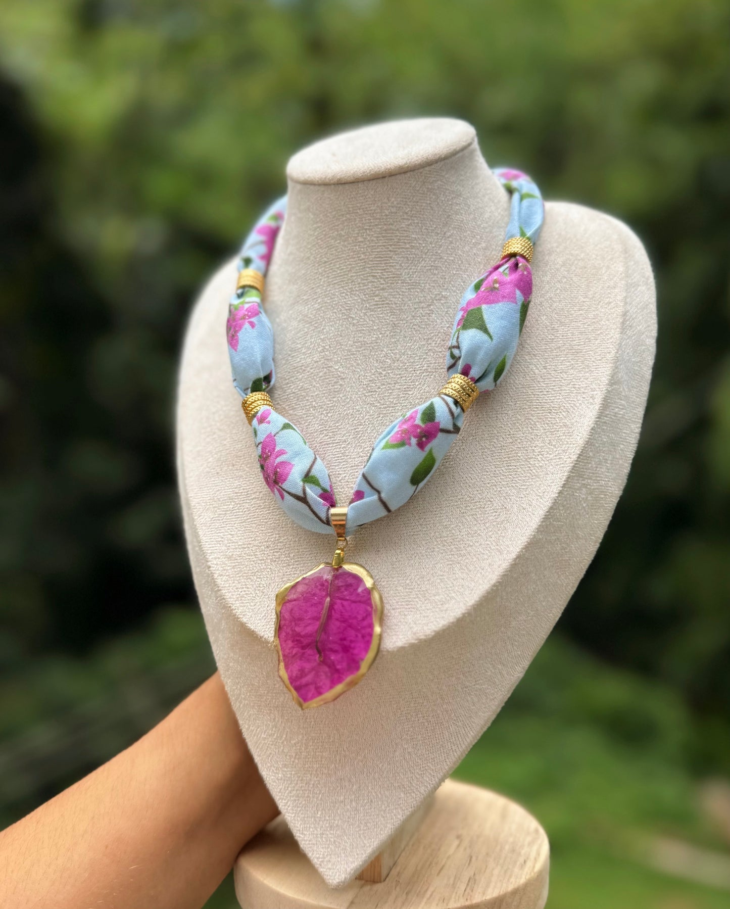 Collar de tela y trinitarias