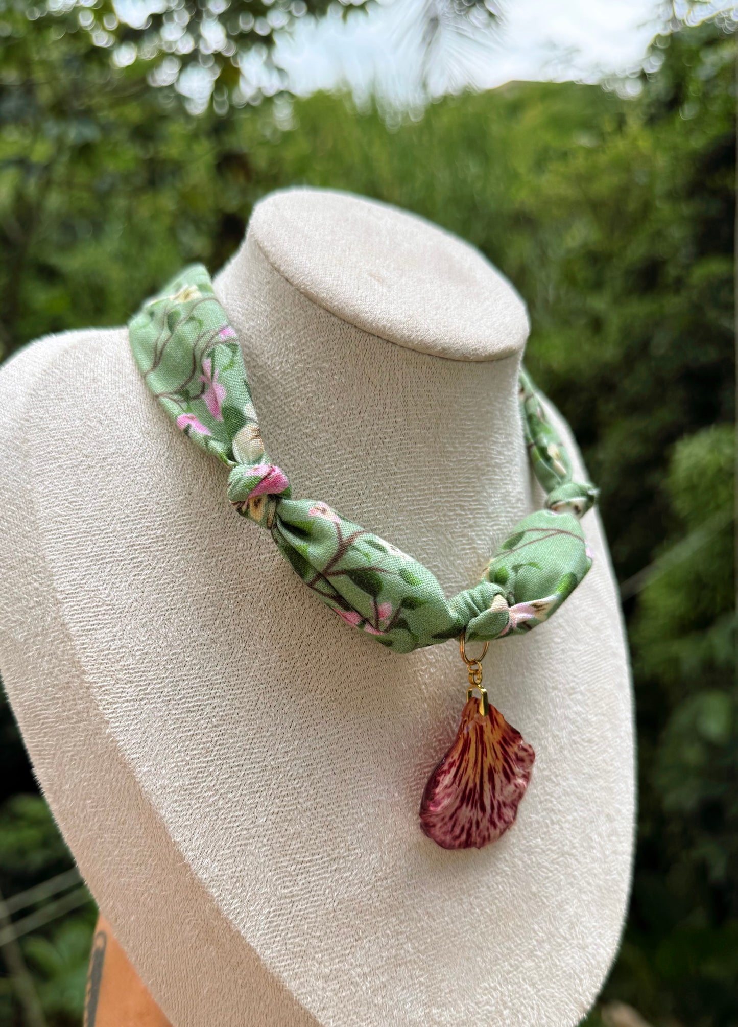 Collar de tela en nudos y charm de flamboyan reversible