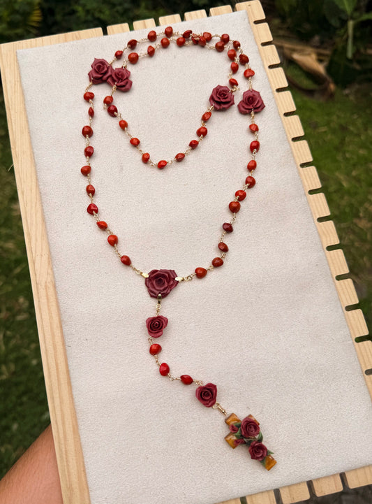 Rosario de granate y Rosas rojas