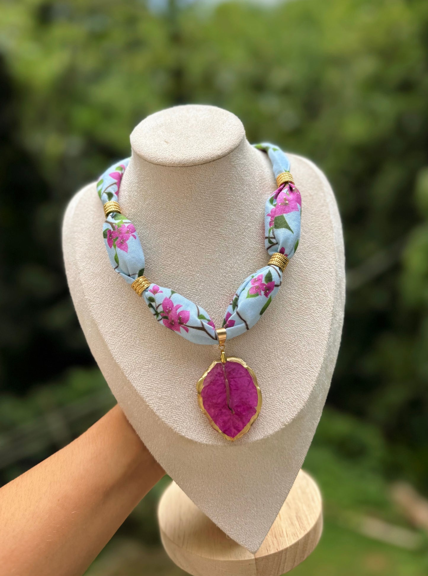 Collar de tela y trinitarias