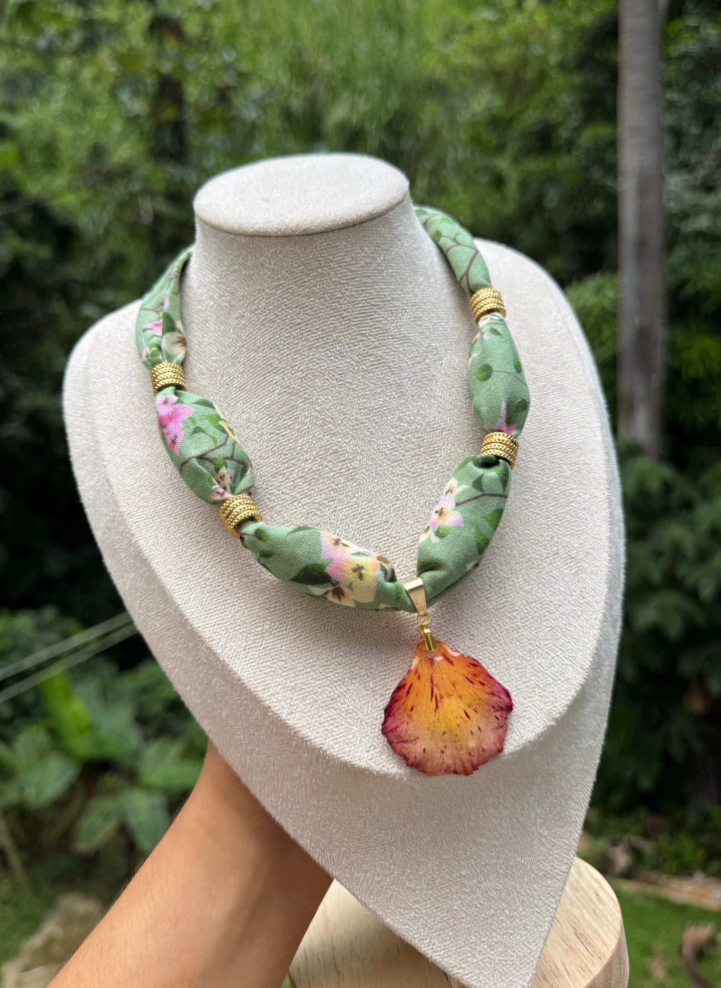 Collar de tela y dije reversible de flamboyan
