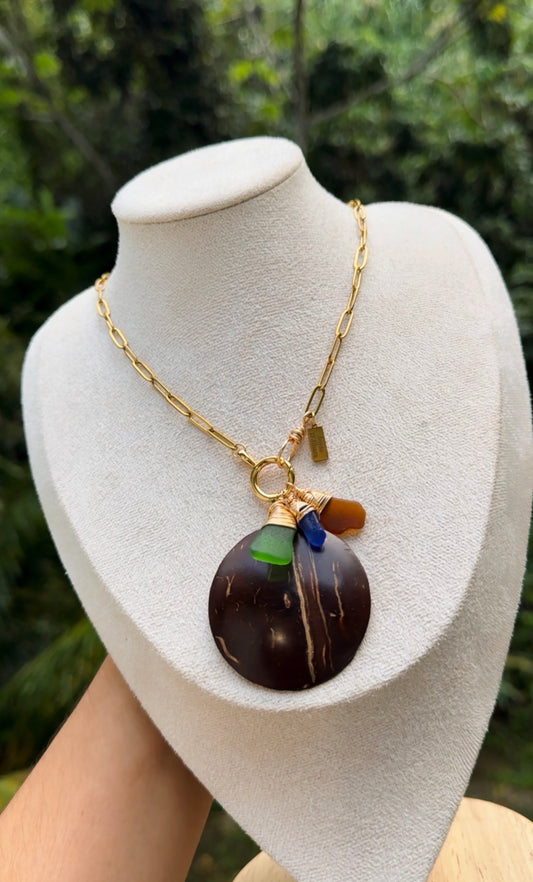 Collar de coco y cristales marinos